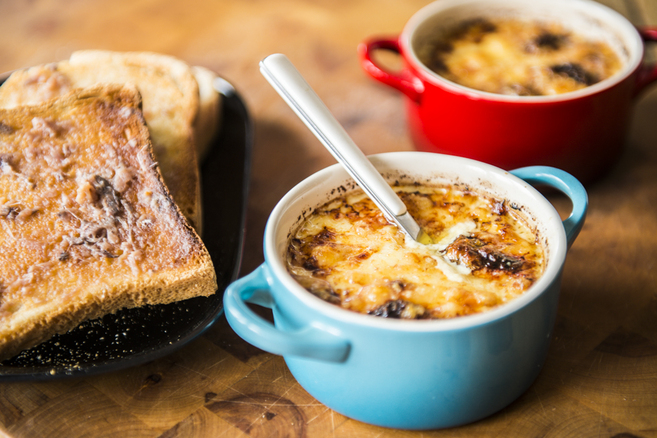 Natillas de queso idiazábal con tostadas de anchoa