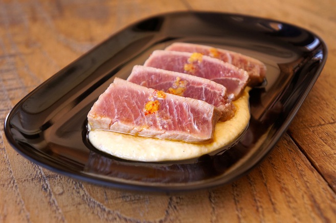 Atún con hummus de almendras