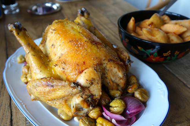 Pollo de corral asado con castañas y membrillos