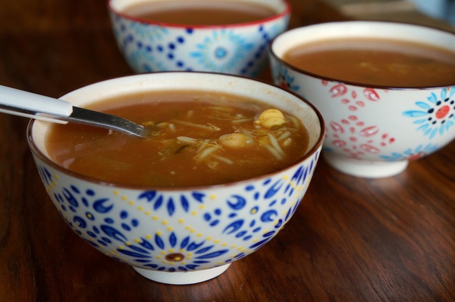 Sopa 'harira' de pollo, legumbres y verduras