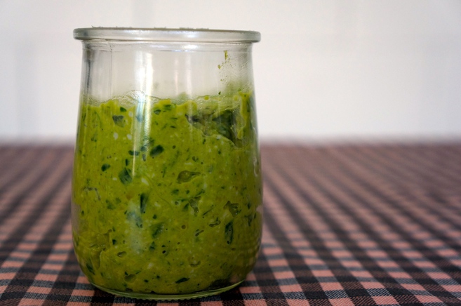 Pesto de aceitunas, anchoas y perejil