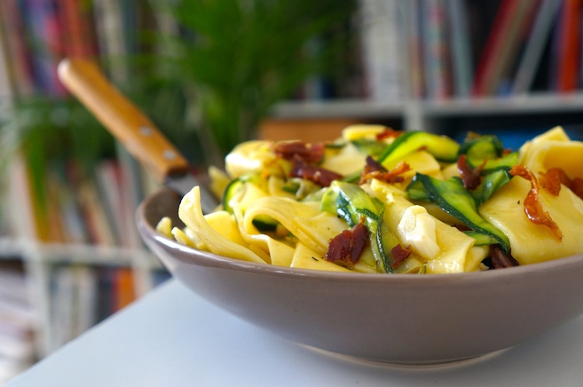 Pasta fresca con calabacín y panceta crujiente