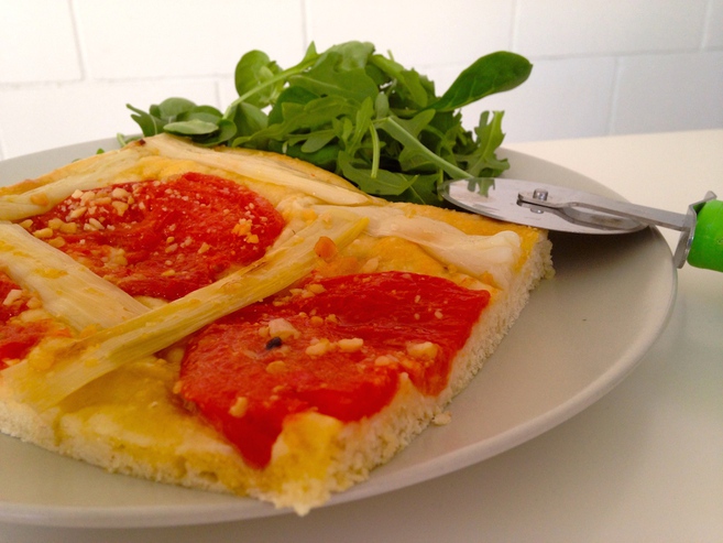 Focaccia de calçots y tomate asado