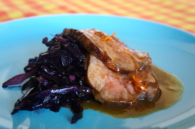 Cerdo con lombarda y pera