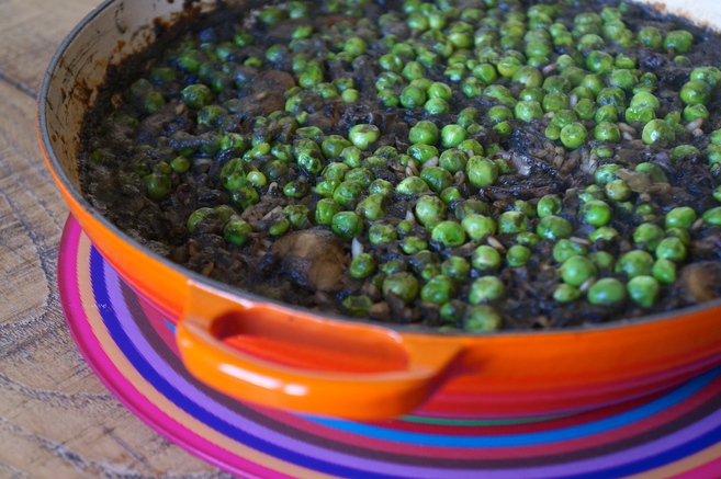 Arroz con sepietas y guisantes