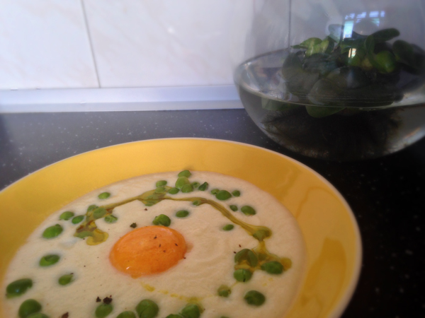 Falso huevo frito con guisantes