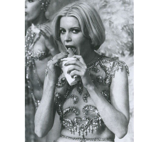 Barbara rey comiendo