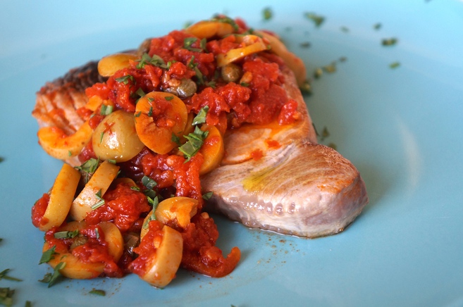 Atún con salsa putanesca