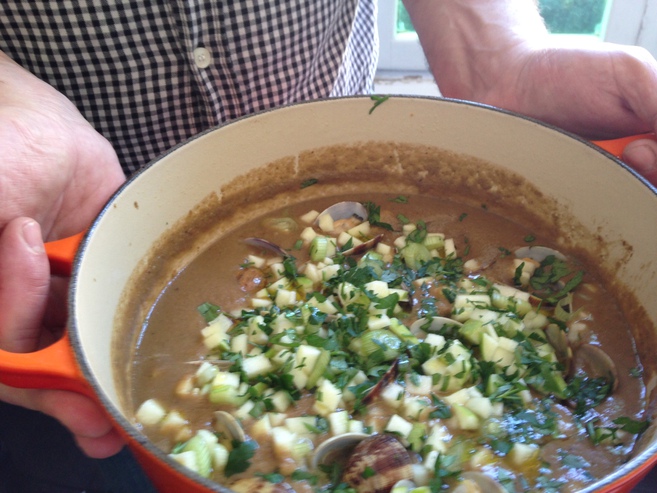 Crema de habas con manzana y almejas