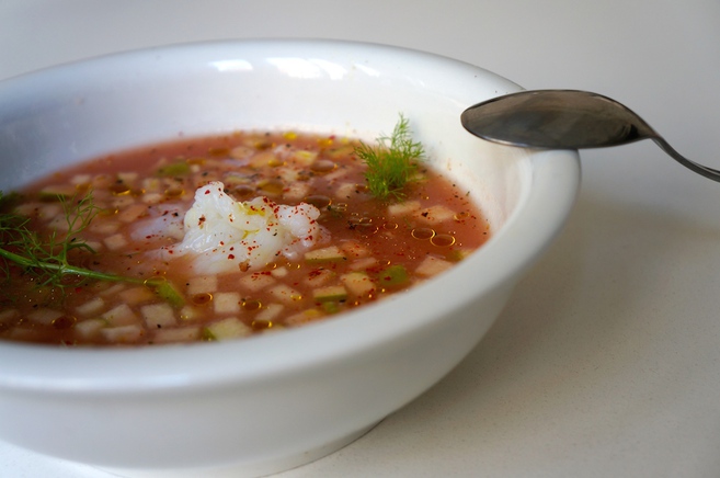 Sopa de manzana, tomate e hinojo con bacalao