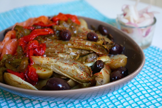 Ensalada de patata, endivia asada y salmón