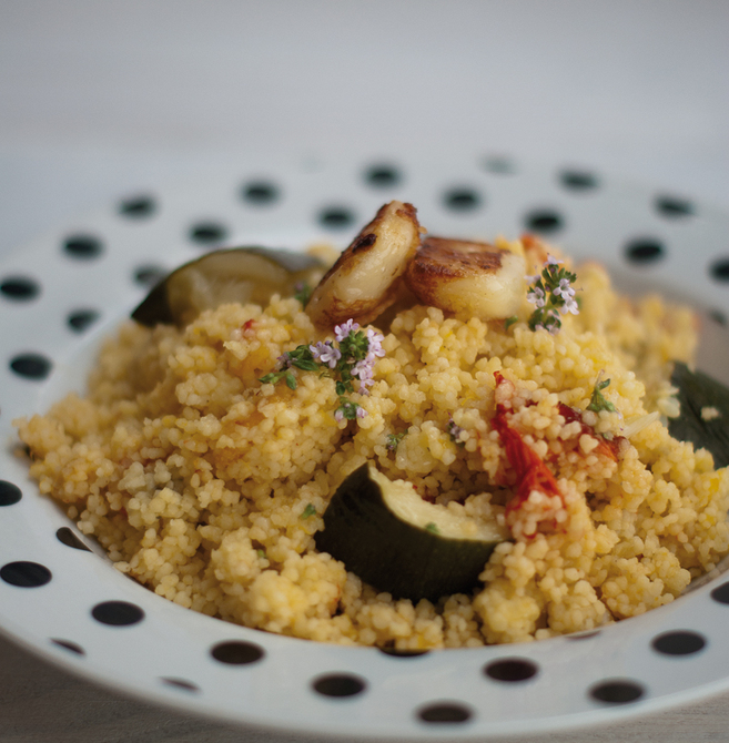 Ensalada tibia de cuscús con verduras y queso