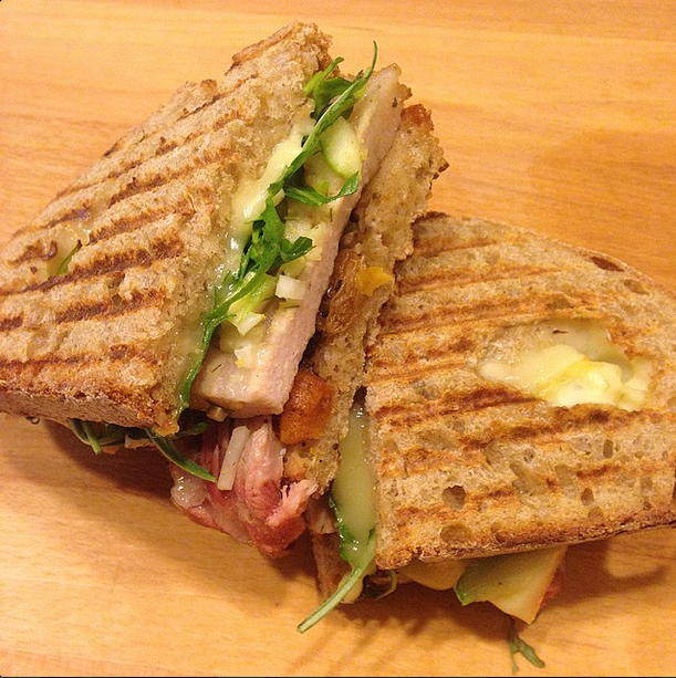 Bocadillo de porchetta rellena de frutos secos y hierbas