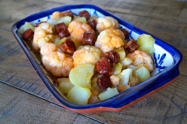 Coliflor con patatas y chorizo
