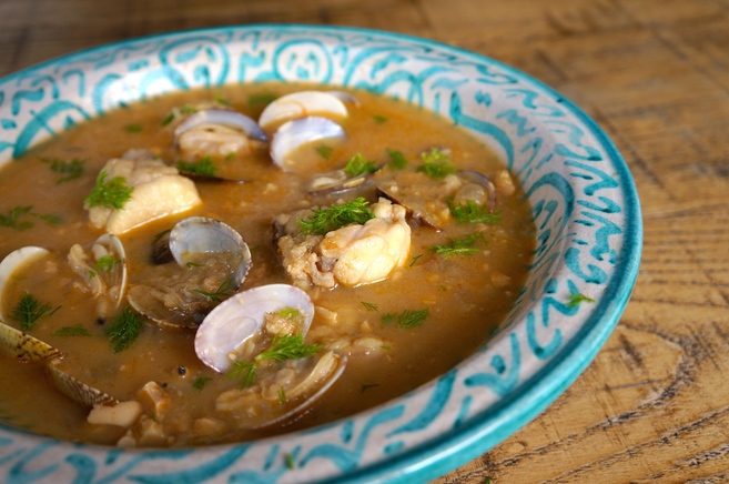 Rape guisado con almejas y almendras