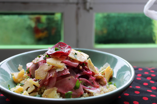Ensalada de quinua, remolacha, manzana y gouda