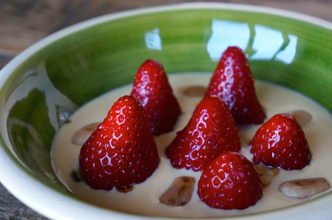 Fresones con salsa de naranja y almendras