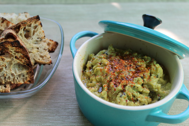 Untable de aguacate con brotes, semillas y especias