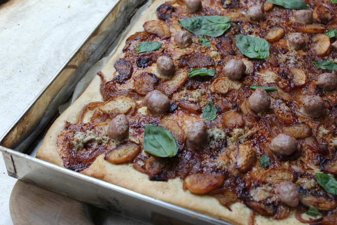 Coca de cebolla, manzana, butifarra y gorgonzola