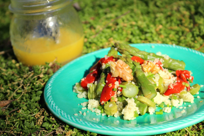 Ensalada de espárragos verdes, pimientos del piquillo y nueces