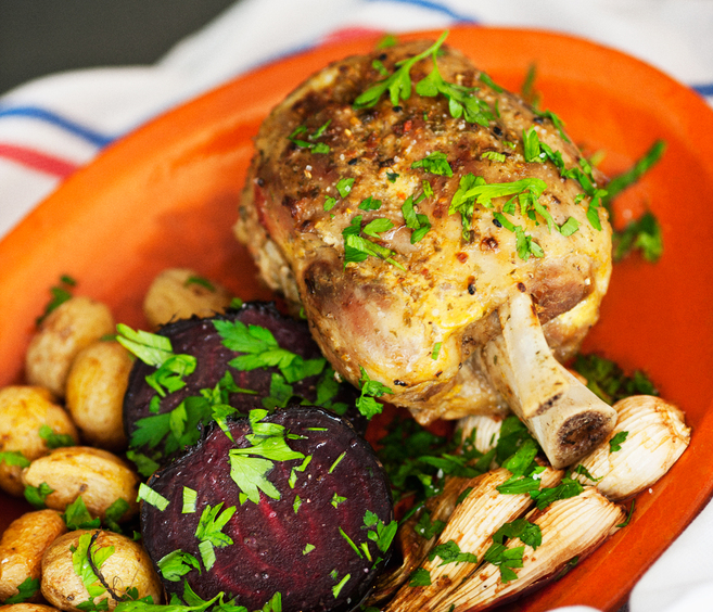 Codillo con remolacha, patatas y cebolleta