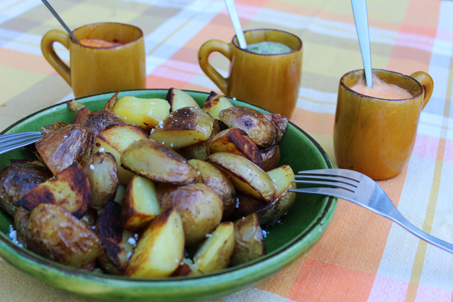 Falsas bravas con tres salsas
