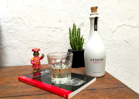 El mu&ntilde;equito ya va torc&iacute;o de sake.