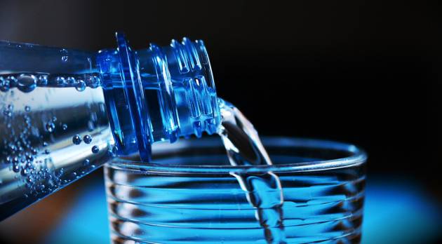 ¿Tiene algún sentido beber agua embotellada?
