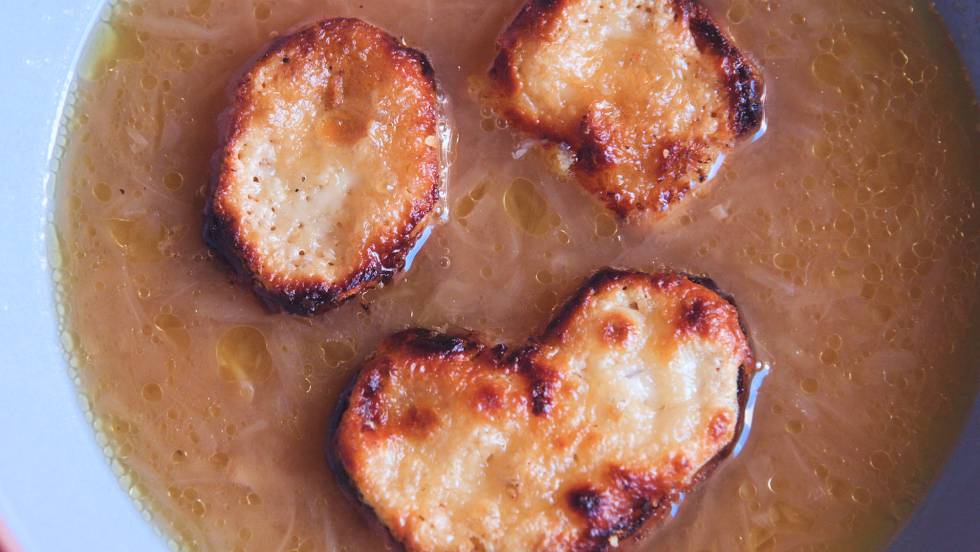 Como se hace la sopa de ajo y cebolla
