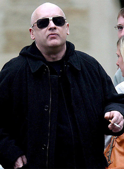 Boy George saliendo de los juzgados en febrero de 2008