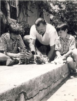Ernest y sus hijos Patrick y Gregory, en Cuba, hacia 1940. Una imagen incluida en ‘Hemingway: Homenaje a la vida’ (Mariel Hemigway, Editorial Lumen)