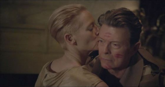 Tilda Swinton y David Bowie en un fotograma del vídeo de 'The Stars'.