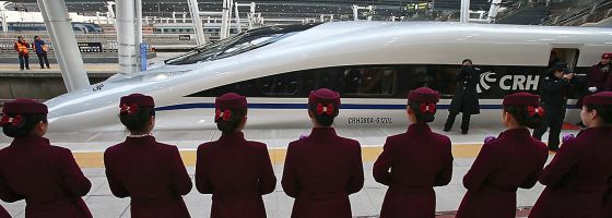 China inició su red de alta velocidad en 2007 y prevé duplicar su extensión actual en 2015, hasta los 18.000 kilómetros. Su última gran línea, entre Pekín y Guangzhou, se inauguró el pasado 26 de diciembre, cuando se tomó la imagen.