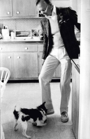 Wolfe juega con su perro en su residencia de Los Hamptons (Long Island)
