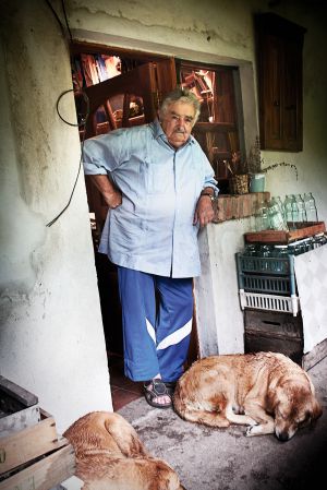 El presidente de Uruguay, José Mujica, en su casa de Rincón del Cerro. “Se ha dicho de ella que es una casa modesta. Falso. Es pobre”, afirma el autor del texto.