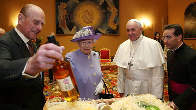 O Papa no momento da reunião com a rainha Elizabeth e com o duque de Edimburgo.