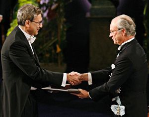 Pahmuk recibe el Nobel de manos de Gustavo de Suecia en 2006.