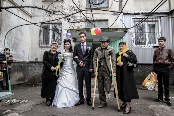 Una joven pareja reciÃ©n casada visita a la familia de la novia en Bishkek, capital de la repÃºblica de KirguistÃ¡n.