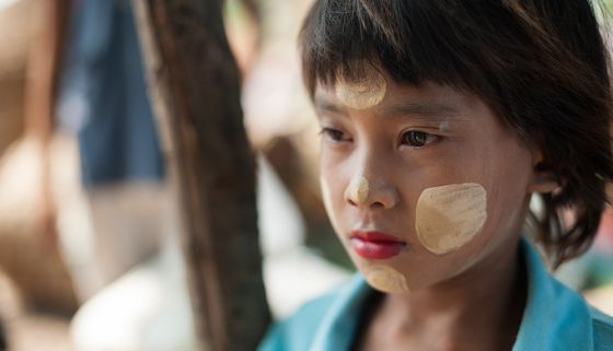 King Zero, el monje de la Revolución Azafrán King Zero, el monje de la Revolución Azafrán - Un niño birmano de Mar Sot (Tailandia) se protege del sol con la 'thanaka', una pasta que se usa como cosmético. VICENZO FLORAMO