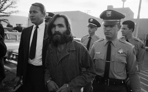 Charles Manson (en la imagen escoltado al juzgado) y su 'familia' cometieron una serie de asesinatos a finales de los sesenta. Cumple cadena perpetua.
