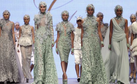 Desfile de moda del diseñador indonesio Ivan Gunawan