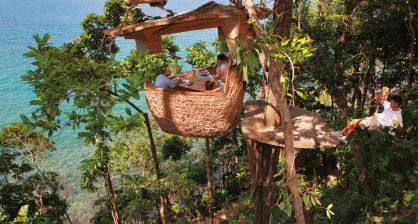 Una cena sobre los árboles en el eco hotel de Soneva en Tailandia.