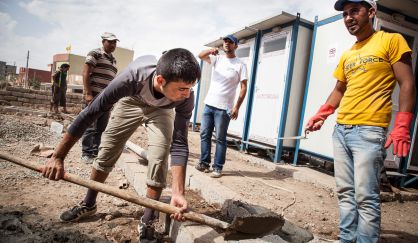 Los habitantes de Dabin City construyen letrinas y puntos de agua.