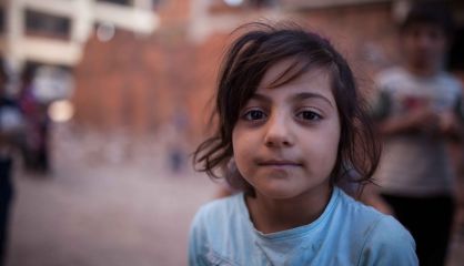 Hay cientos de niños en Dabin, muchas veces desatendidos y aburridos.