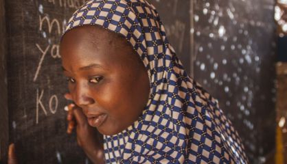 Una mujer escribe en la pizarra en su escuela de Goudel-Gorou, Niamey.