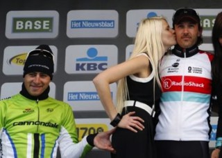 ¿Por qué se celebran las victorias deportivas con mujeres semidesnudas?