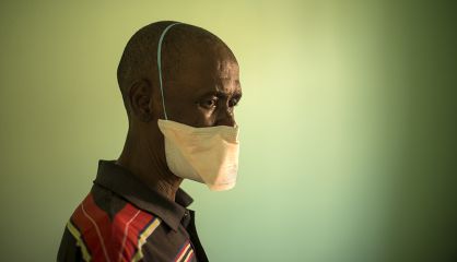 Stokwe Monwabisi padece la tuberculosis más agresiva lleva siete meses en tratamiento y se está quedando sordo.