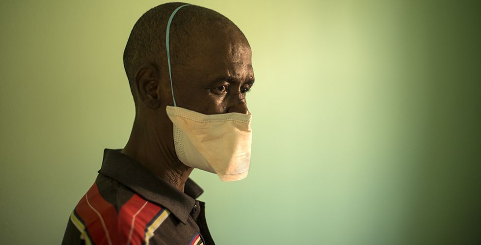 Stokwe Monwabisi padece la tuberculosis más agresiva lleva siete meses en tratamiento y se está quedando sordo.