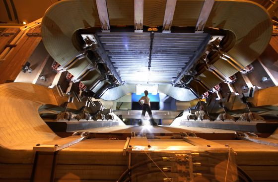 Un operario examina el experimento LHCb