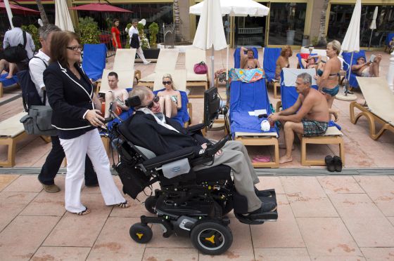 Stephen Hawking cruza la piscina de su hotel, en Tenerife.